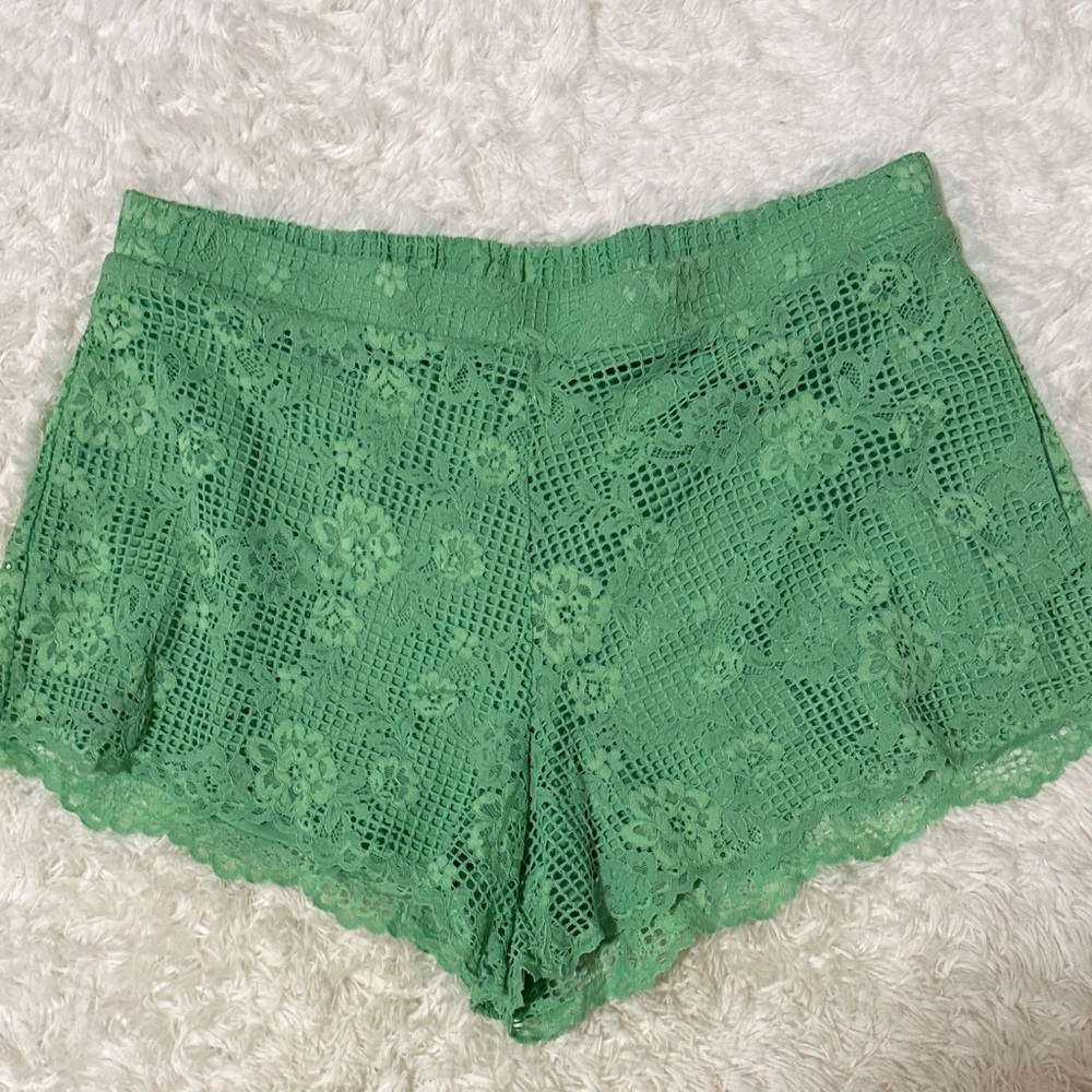 Chic Green Lace Women's Shorts